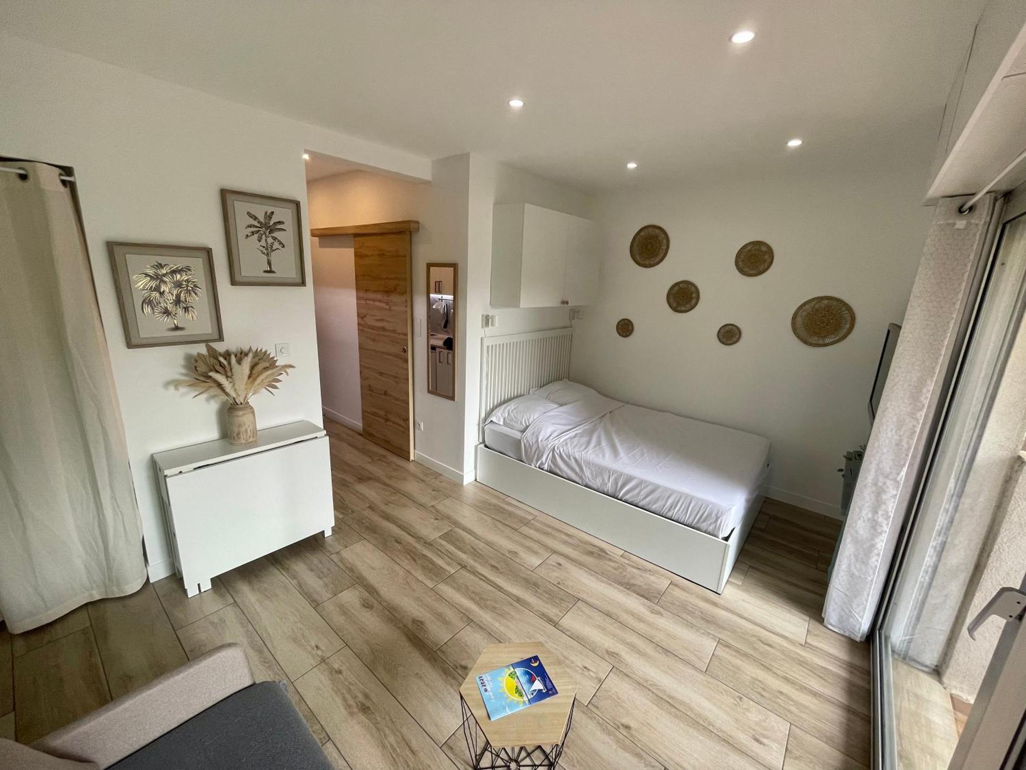 Superbe Studio Avec Terrasse Proximite Plage Сен-Мандріє-сюр-Мер Екстер'єр фото